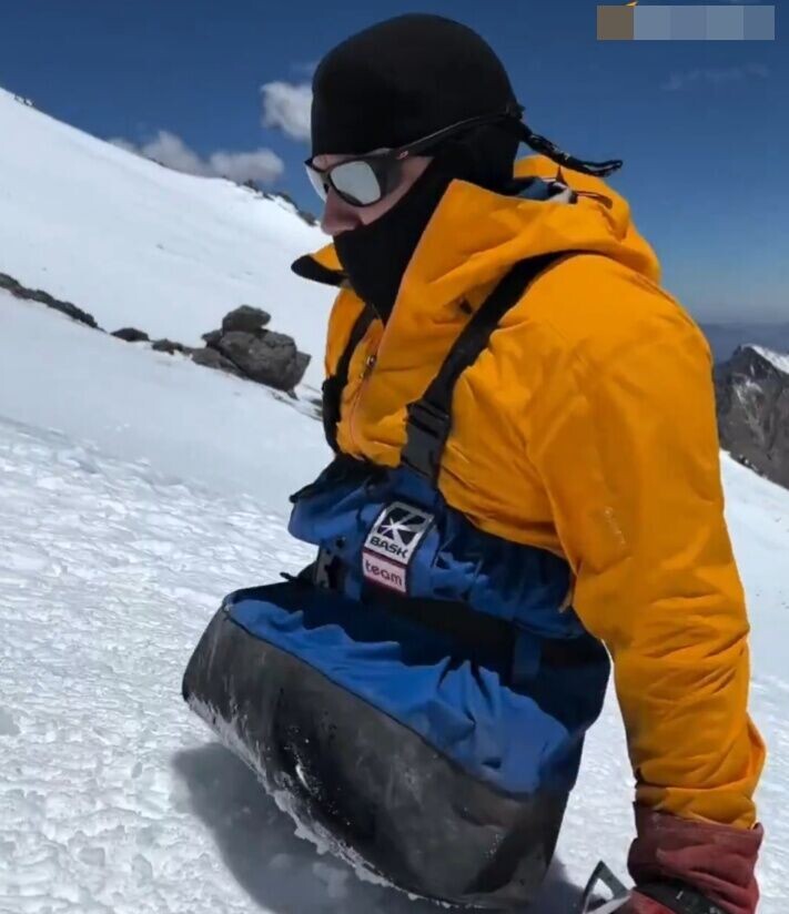 Nabiev沒裝義肢,僅靠雙手和冰斧爬山。(X)