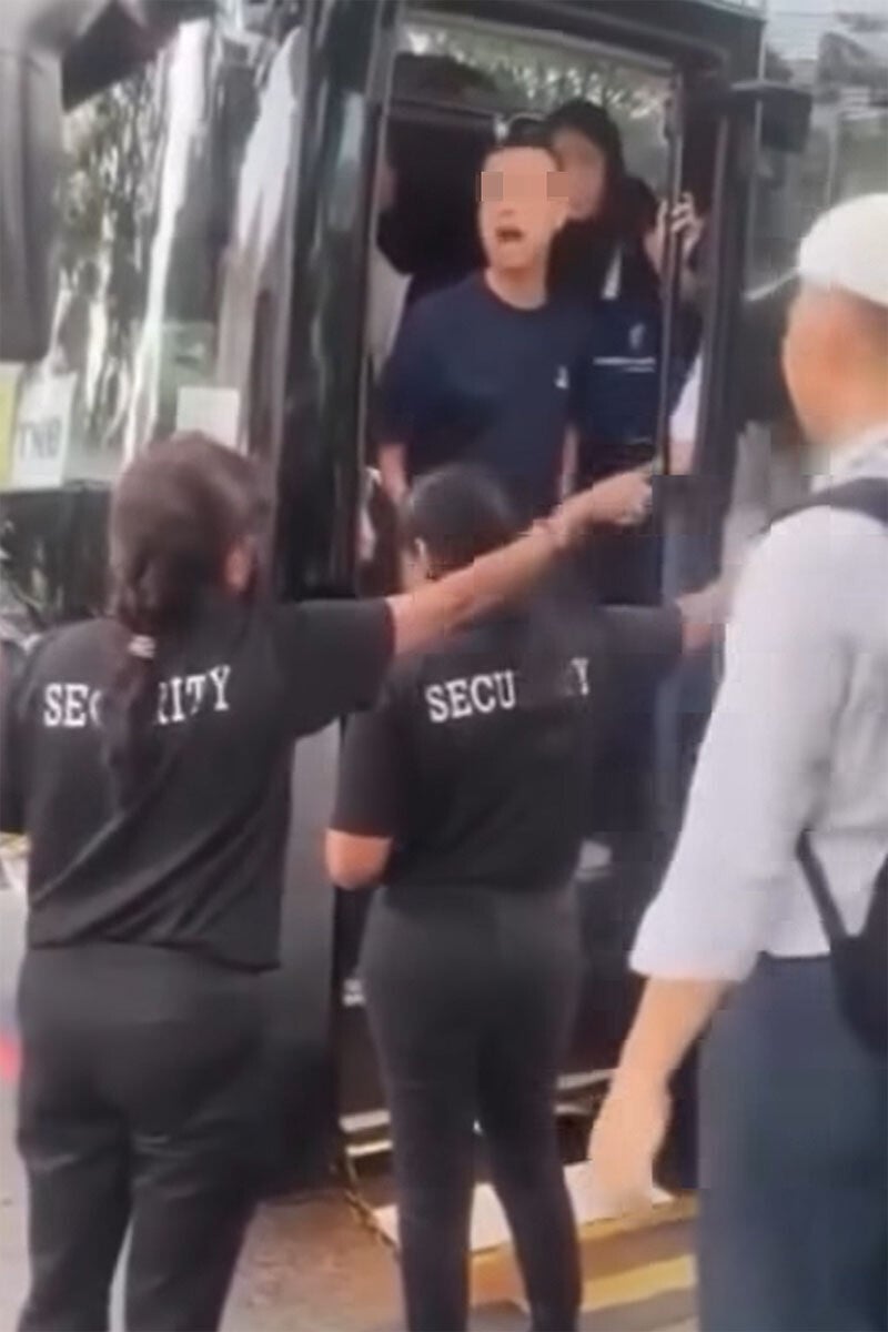 有影片顯示李卓興在新加坡率領交流團期間,與當地保安口角並爆粗指罵。(網上影片截圖)