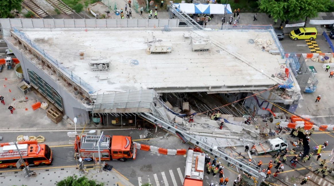 南韓首爾西大門區一座天橋在清拆期間局部倒塌,造成3人死亡、3人受傷。(網上圖片/影片截圖)