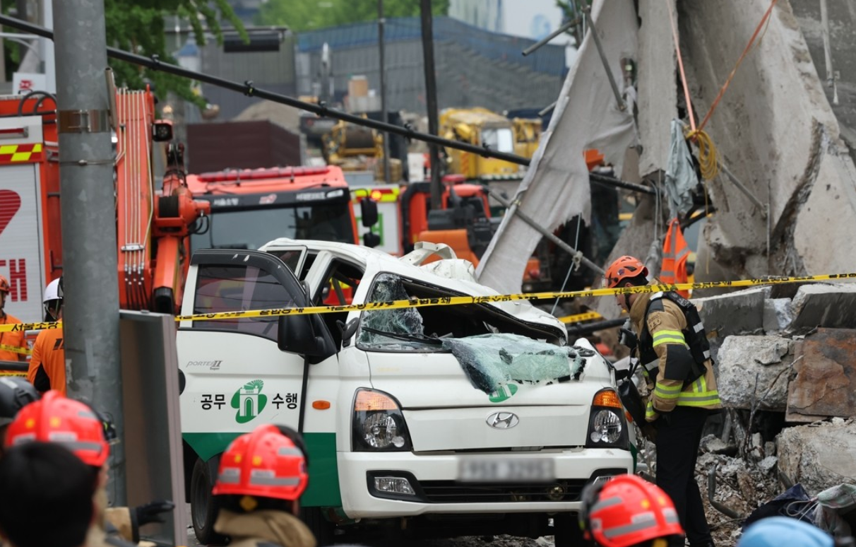 南韓首爾西大門區一座天橋在清拆期間局部倒塌,造成3人死亡、3人受傷。(網上圖片/影片截圖)
