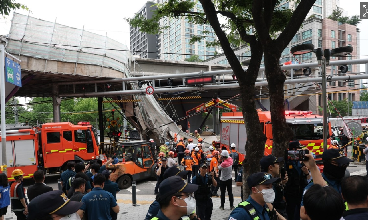 南韓首爾西大門區一座天橋在清拆期間局部倒塌,造成3人死亡、3人受傷。(網上圖片/影片截圖)