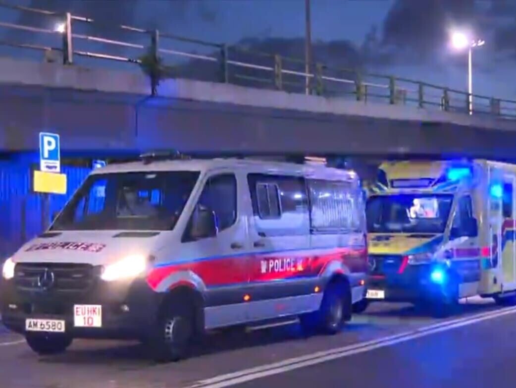 灣仔酒吧遭群煞持鐵棍雨傘施襲,3男女遇襲受傷。(無綫新聞截圖)