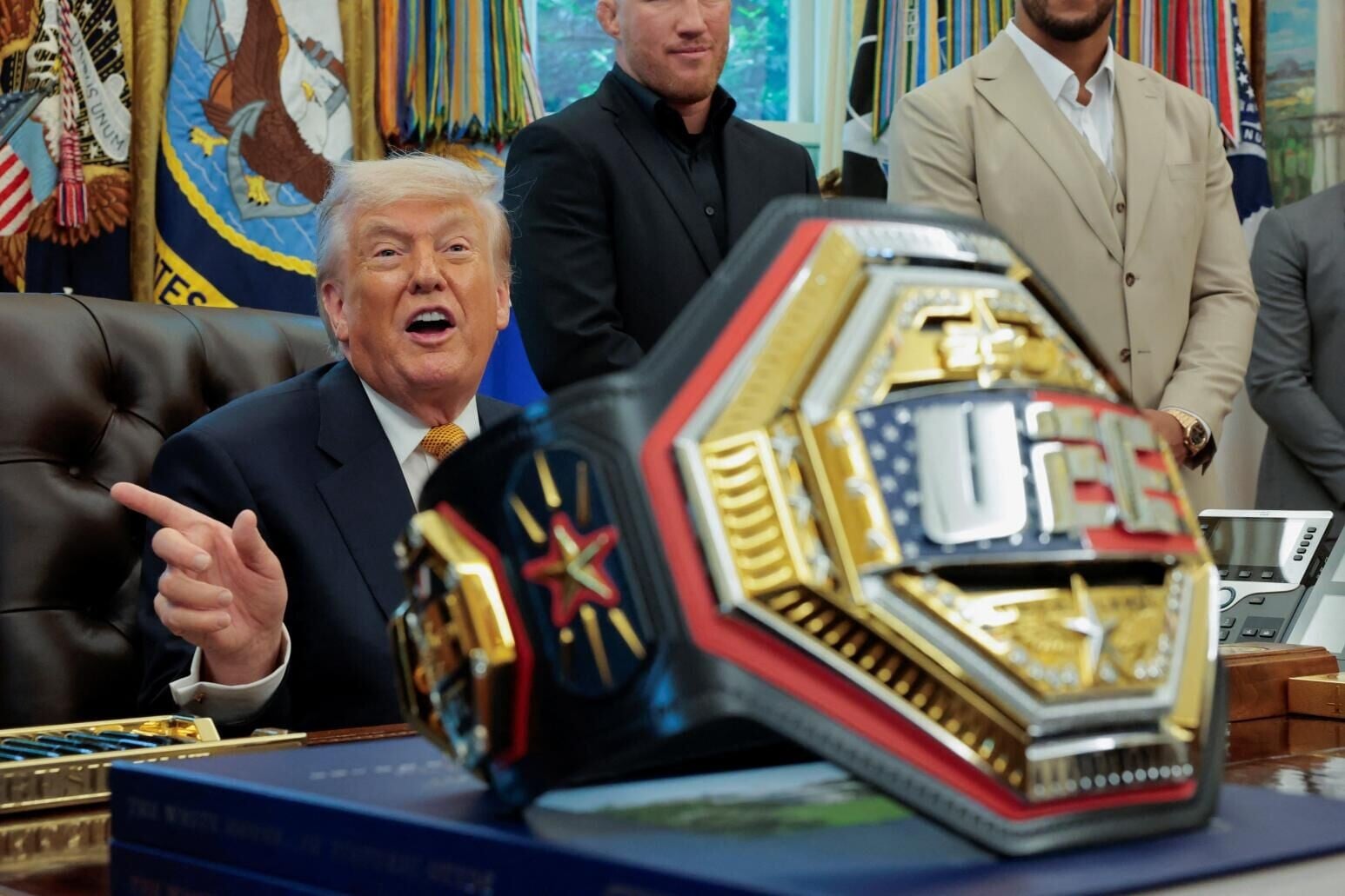 美國總統特朗普6日在白宮會見UFC選手。(圖/路透社)