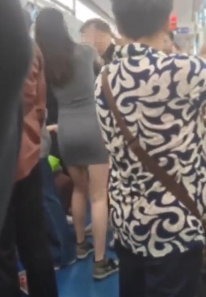西安地鐵車廂內有女乘客聲稱遭一名年長男子偷拍,當場對質並要求對方刪除照片,惟對方未有配合,女乘客即當眾一巴掌掌摑,雙方一度糾纏。(影片截圖)