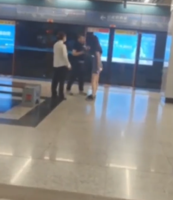 西安地鐵車廂內有女乘客聲稱遭一名年長男子偷拍,當場對質並要求對方刪除照片,惟對方未有配合,女乘客即當眾一巴掌掌摑,雙方一度糾纏。(影片截圖)