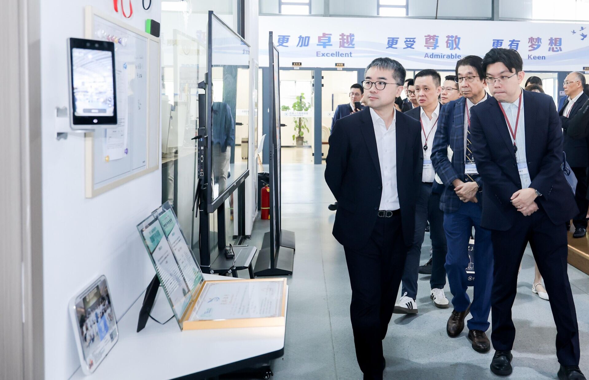 教育局副局長施俊輝率領考察團訪問浙江省杭州市。施俊輝(左一)和考察團參訪浙江大學機器人與智能裝備學生創新實踐基地,了解該校培養學生數字素養的經驗。(政府新聞處)