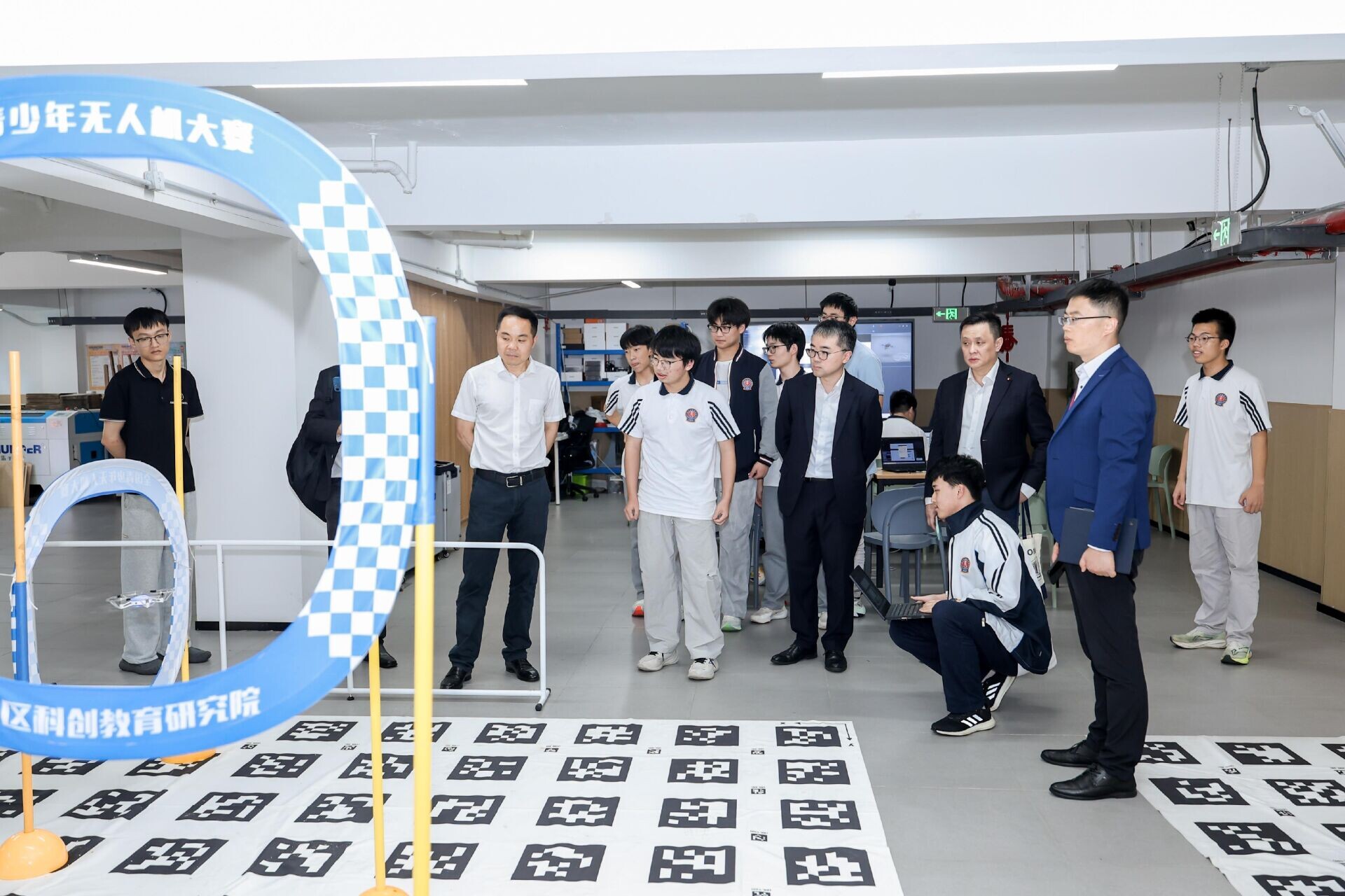 教育局副局長施俊輝率領考察團訪問浙江省杭州市。施俊輝和考察團到訪杭州市的人工智能教育基地——杭州市瓶窯中學,並實地體驗以無人機為主題的人工智能課。(政府新聞處)