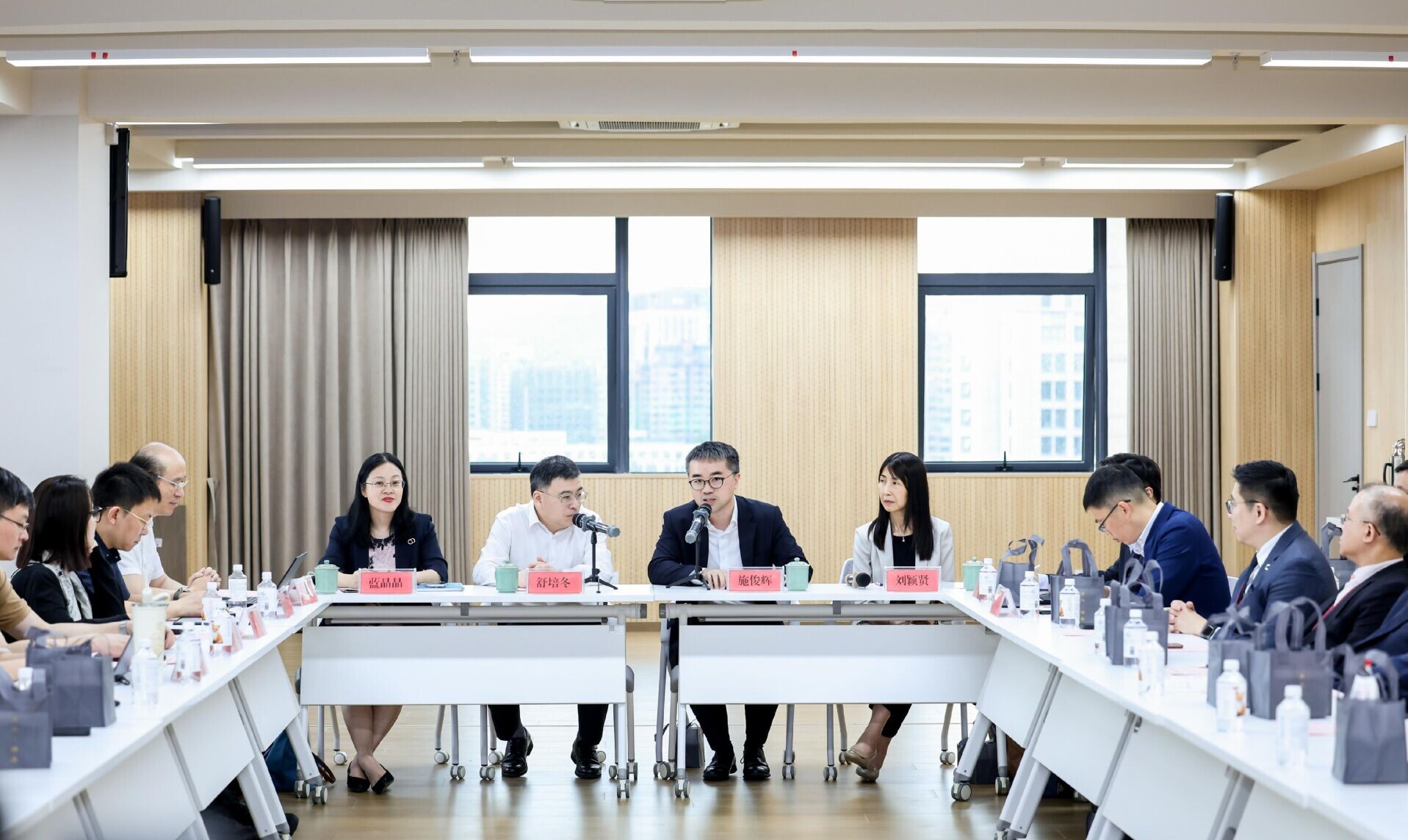 教育局副局長施俊輝率領考察團訪問浙江省杭州市。施俊輝(右六)與浙江省教育廳副廳長舒培冬(左六)及其他教育廳官員會面交流。(政府新聞處)