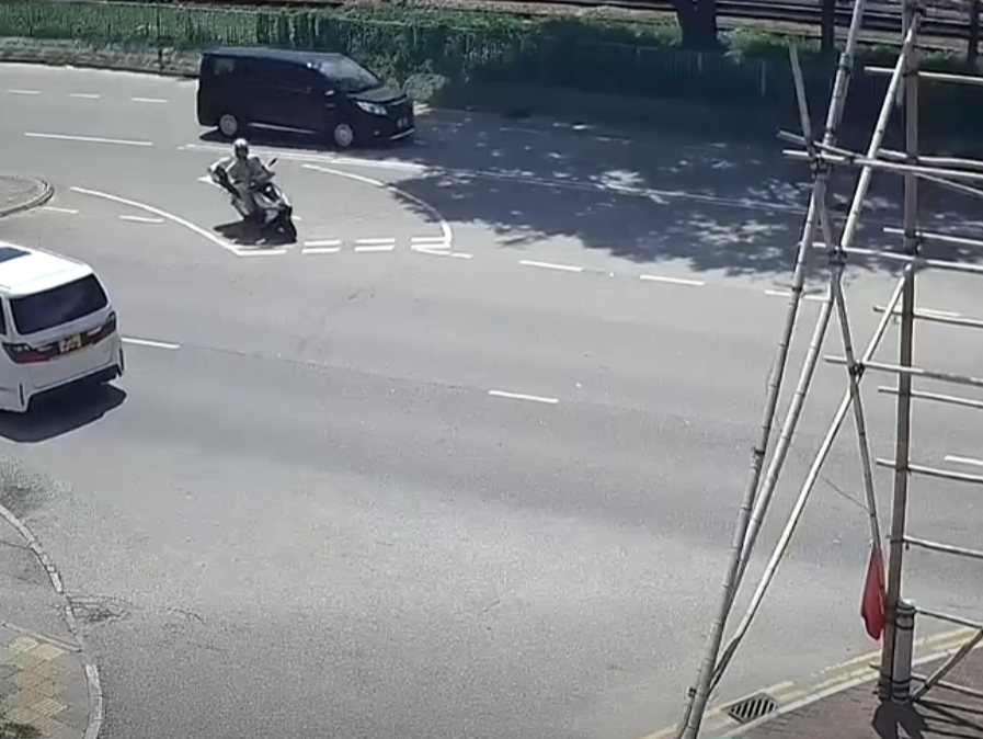 屯門電單車袋口位直出釀禍 鐵騎士遭法拉利撞飛凌空打筋斗(有片)