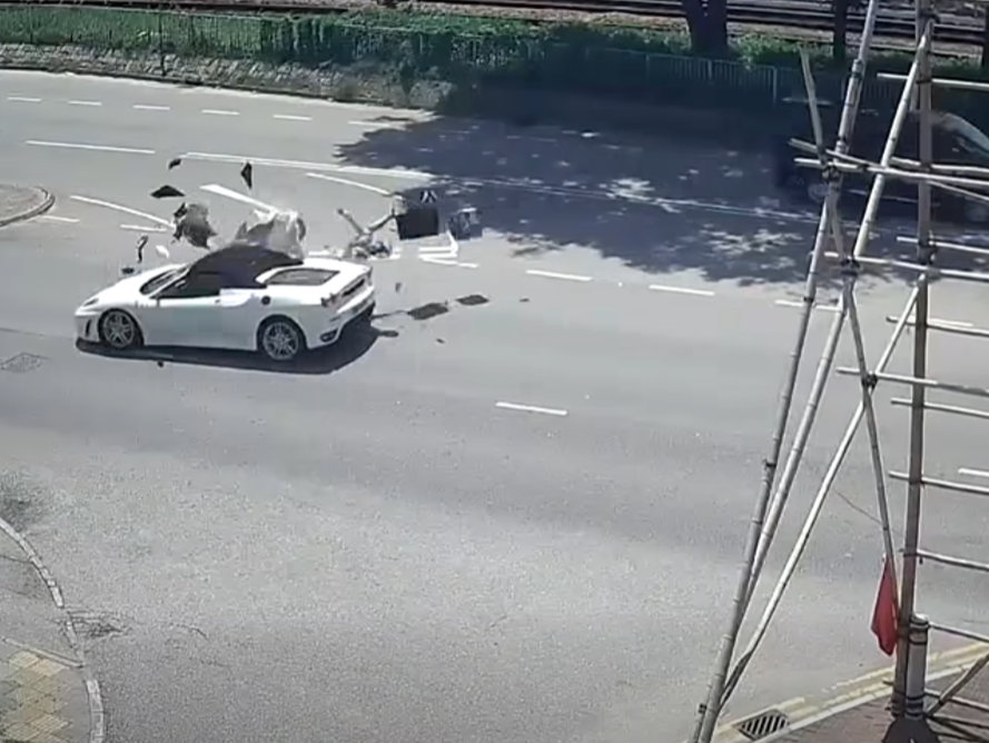 一輛白色私家車突然高速駛至撞上,電單車頓時被撞至「散架」。(今日有嘢講截圖)