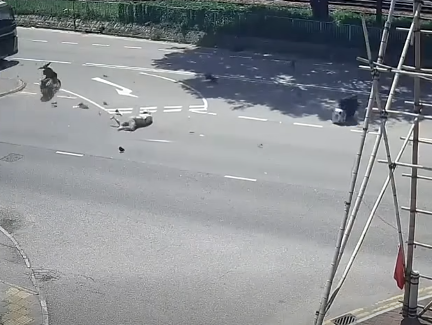 事後鐵騎士趴在路中,曾嘗試自行起身,電單車零件碎片亦四散一地。(今日有嘢講截圖)