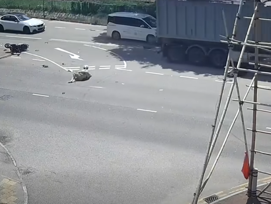 事後鐵騎士趴在路中,曾嘗試自行起身,電單車零件碎片亦四散一地。(今日有嘢講截圖)