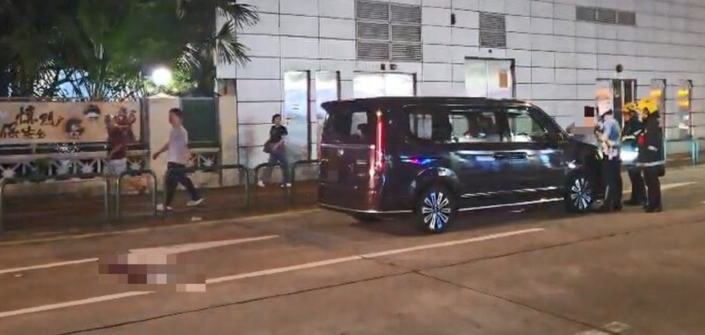 澳門一部七人車駛至青洲大馬路近北區警司處斑馬線,撞倒一名年約10歲的本地男童,男童當場失去呼吸脈搏,被送往鏡湖醫院搶救後不治。(澳廣視截圖)