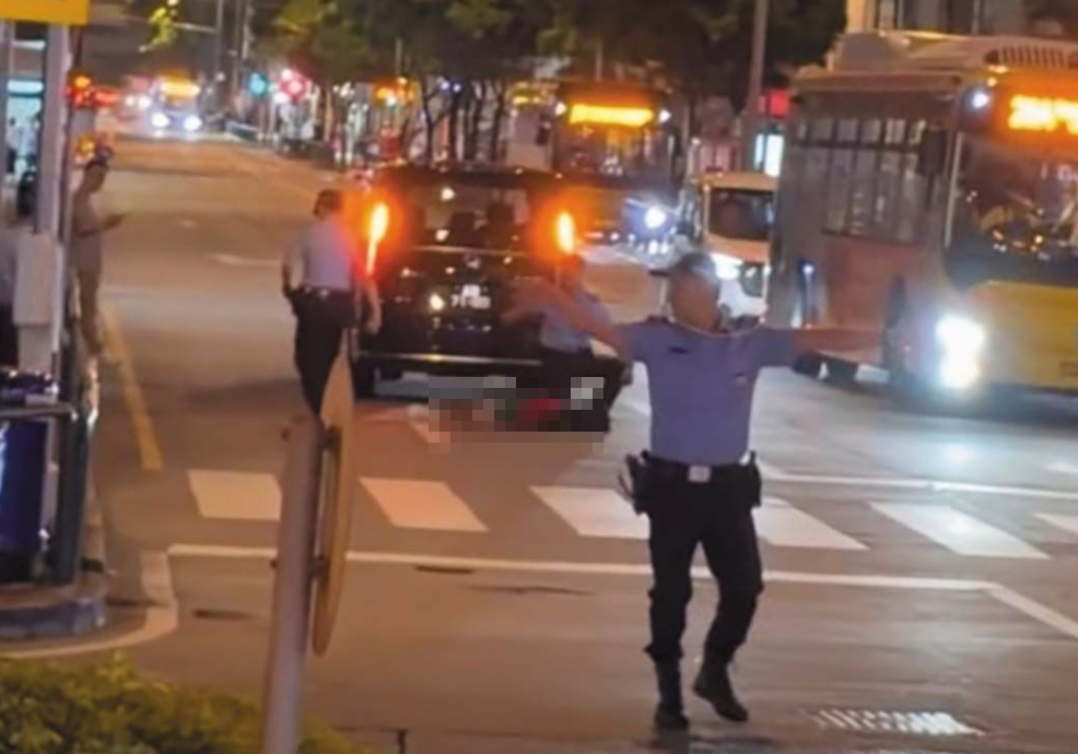 澳門一部七人車駛至青洲大馬路近北區警司處斑馬線,撞倒一名年約10歲的本地男童,男童當場失去呼吸脈搏,被送往鏡湖醫院搶救後不治。(影片截圖)