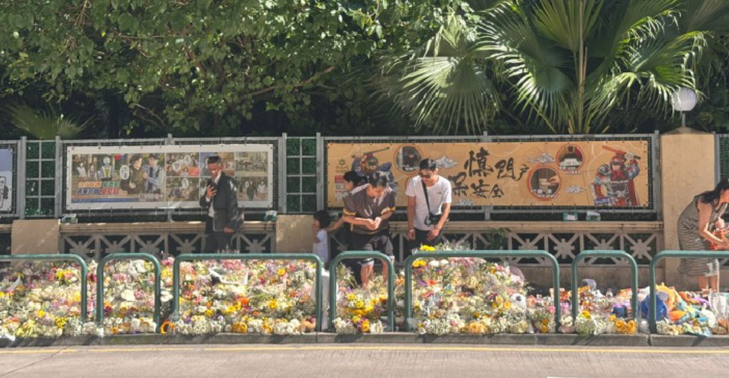 澳門一部七人車駛至青洲大馬路近北區警司處斑馬線,撞倒一名年約10歲的本地男童,男童當場失去呼吸脈搏,被送往鏡湖醫院搶救後不治。今日有市民到場獻花、玩具及零食悼念。(澳廣視圖片)