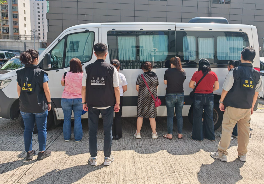 深水埗區警區聯同入境處人員在深水埗及長沙灣區展開反罪惡行動,突擊搜查區內多個地點,共拘捕21名內地女子及2名內地男子(警方提供)
