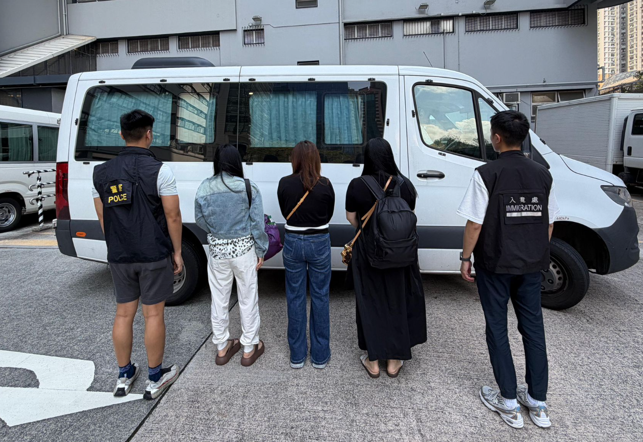 深水埗區警區聯同入境處人員在深水埗及長沙灣區展開反罪惡行動,突擊搜查區內多個地點,共拘捕21名內地女子及2名內地男子(警方提供)