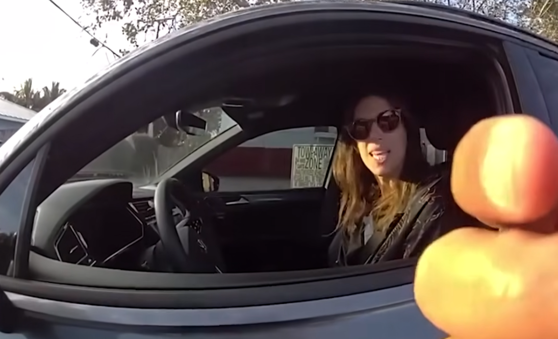美國佛羅里達州一名女子開車時突然被警員截停,控她在駕駛時使用右手使用手機,惟女司機早因截肢失去右臂。(影片截圖)
