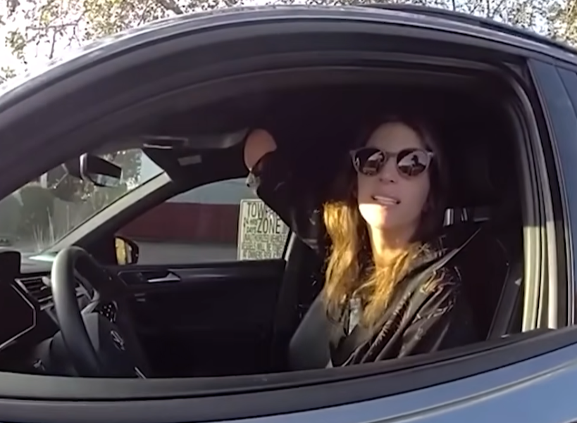 美國佛羅里達州一名女子開車時突然被警員截停,控她在駕駛時使用右手使用手機,惟女司機早因截肢失去右臂。警員之後還要求Kathleen「向上帝發誓」自己沒有使用手機,當她舉起右臂時,警員甚至要求她改舉另一隻手。(影片截圖)