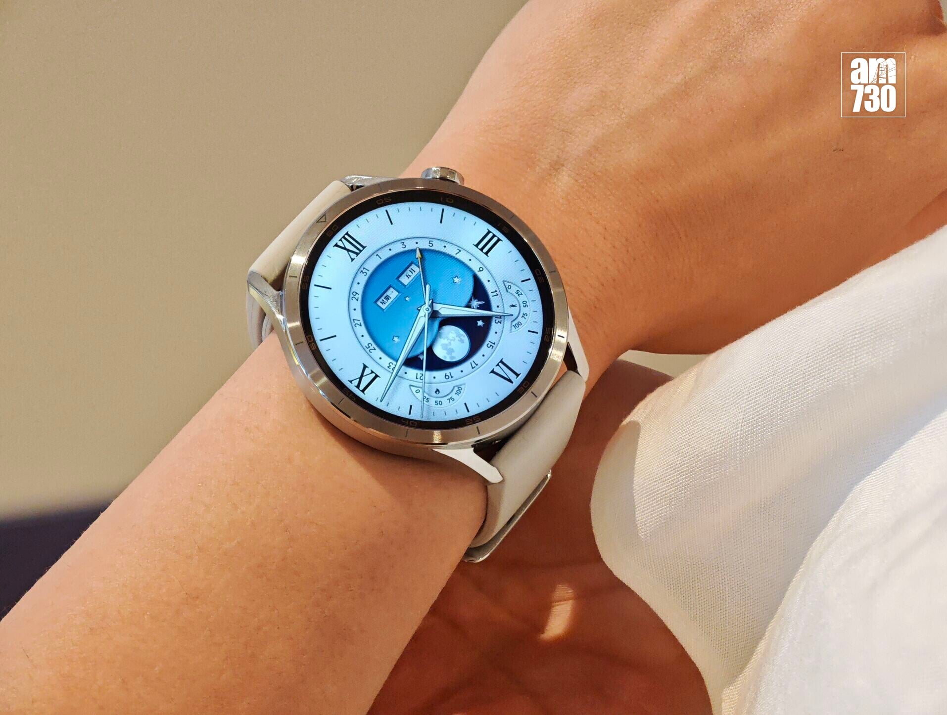 小米Xiaomi Watch S5以簡約斯文款式設計。