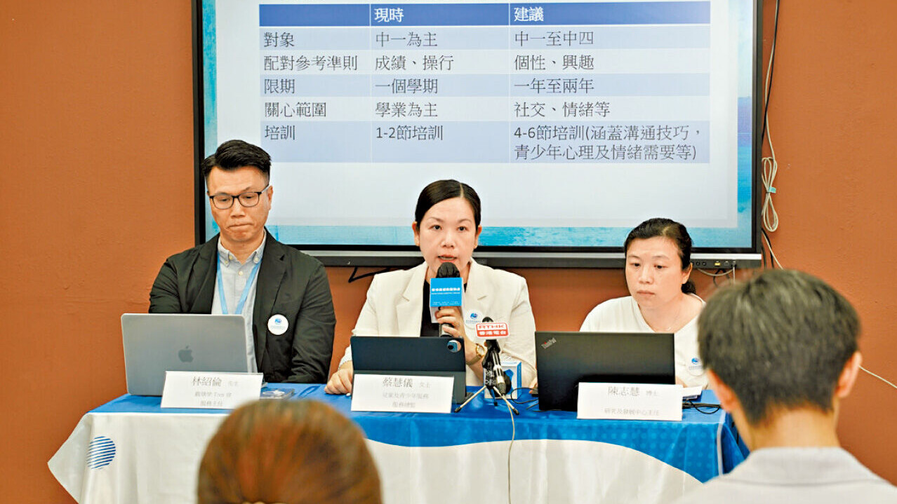 香港基督教服務處兒童及青少年服務服務總監蔡慧儀(中)表示，及早識別具隱性疏離風險學生並提供支援，可減低輟學及隱蔽風險。