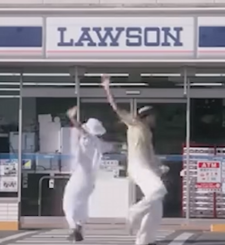 一對中國網紅最近上傳在日本富士山前LAWSON便利店的跳舞片段,被大批日本網民批評阻路