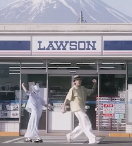 一對中國網紅最近上傳在日本富士山前LAWSON便利店的跳舞片段,被大批日本網民批評阻路