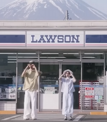 一對中國網紅最近上傳在日本富士山前LAWSON便利店的跳舞片段,被大批日本網民批評阻路