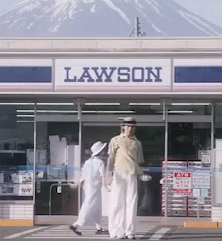 一對中國網紅最近上傳在日本富士山前LAWSON便利店的跳舞片段,被大批日本網民批評阻路