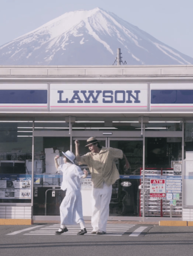 一對中國網紅最近上傳在日本富士山前LAWSON便利店的跳舞片段,被大批日本網民批評阻路