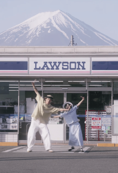 一對中國網紅最近上傳在日本富士山前LAWSON便利店的跳舞片段,被大批日本網民批評阻路