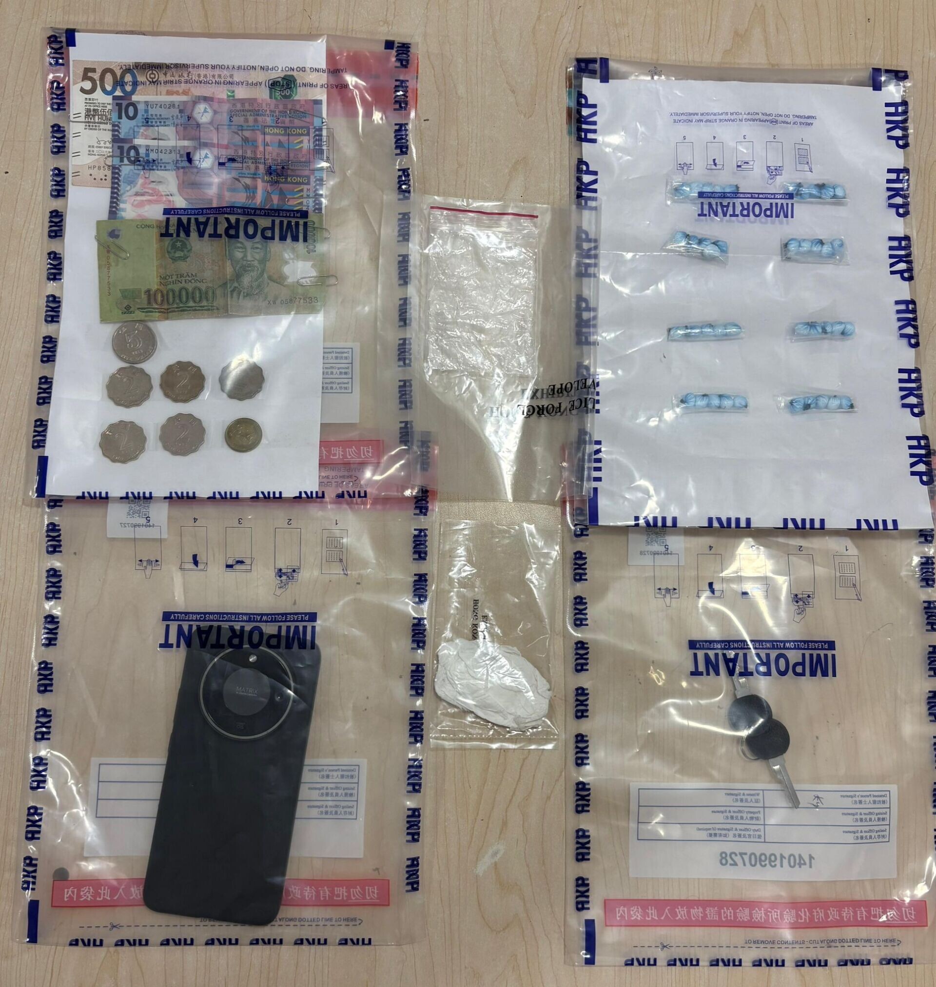 警深水埗掃毒出動無人機,65歲男藏4500元海洛英被捕。(警方圖片)