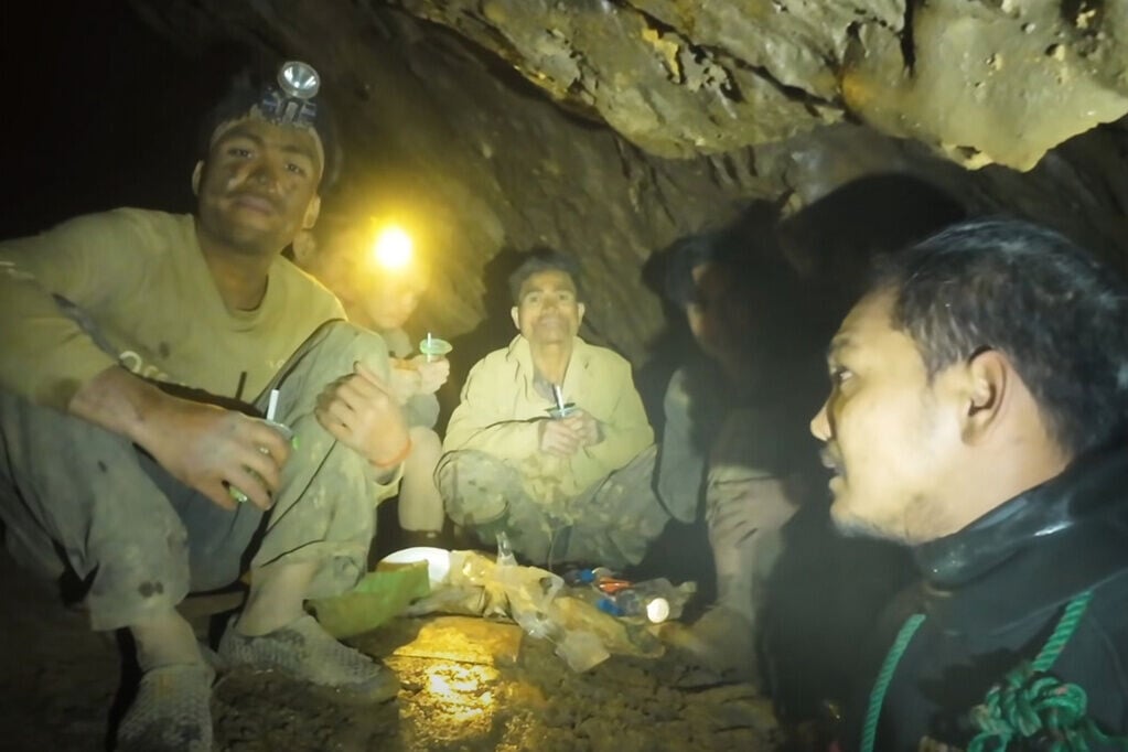 老撾洞穴救援任務發現5名生還者,救援隊運送食物到洞內。(美聯社)