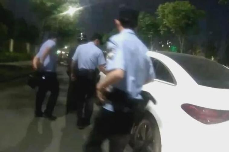 警方上前查看可疑車輛。（圖／翻攝《網易》）