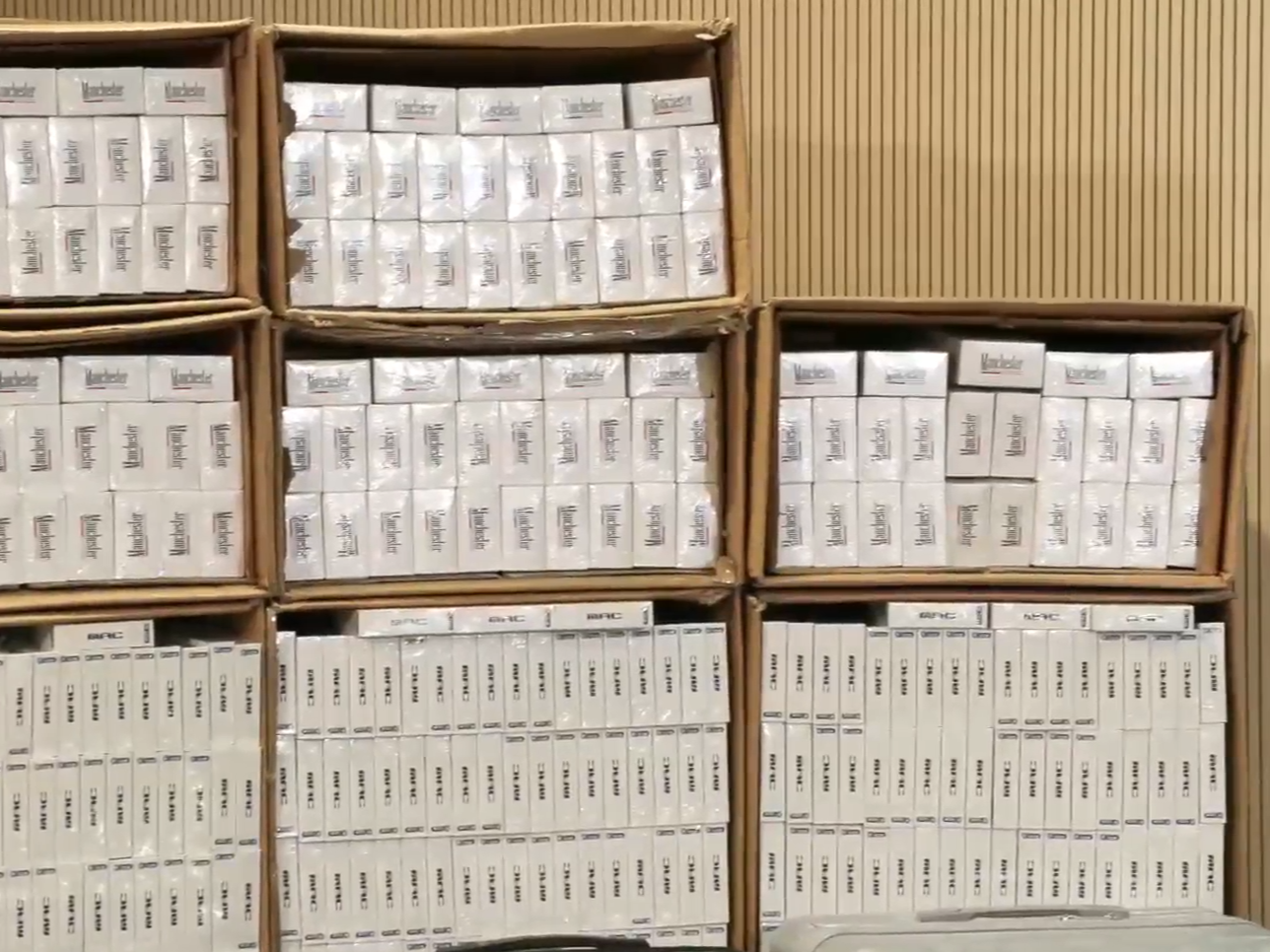 海關搗跨國航空私煙集團,檢逾3800萬元私煙拘61人。(香港海關直播截圖)