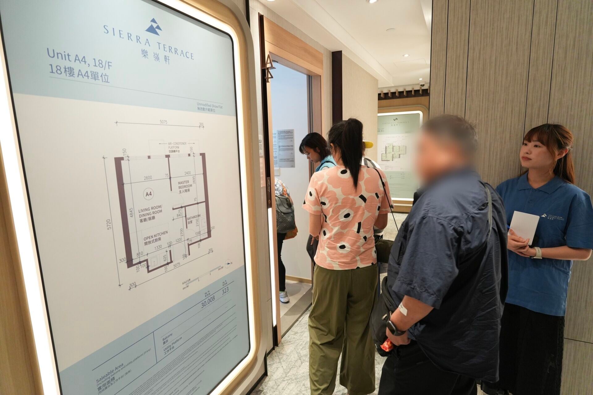 樂善村辦宏福苑業主「睇樓團」實地考察居屋單位,有業主即場交表。(何永賢Facebook)