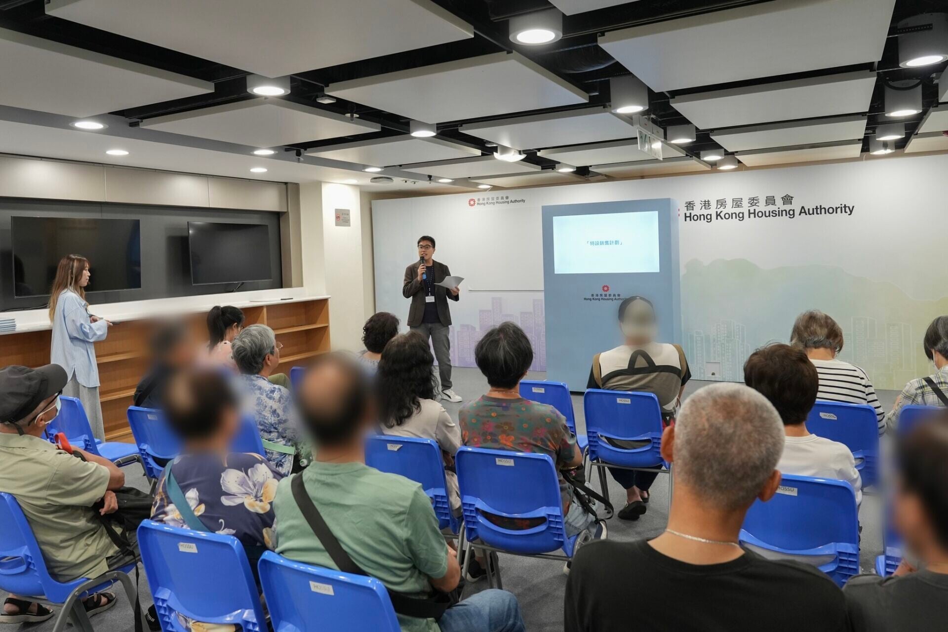 樂善村辦宏福苑業主「睇樓團」實地考察居屋單位,有業主即場交表。(何永賢Facebook)