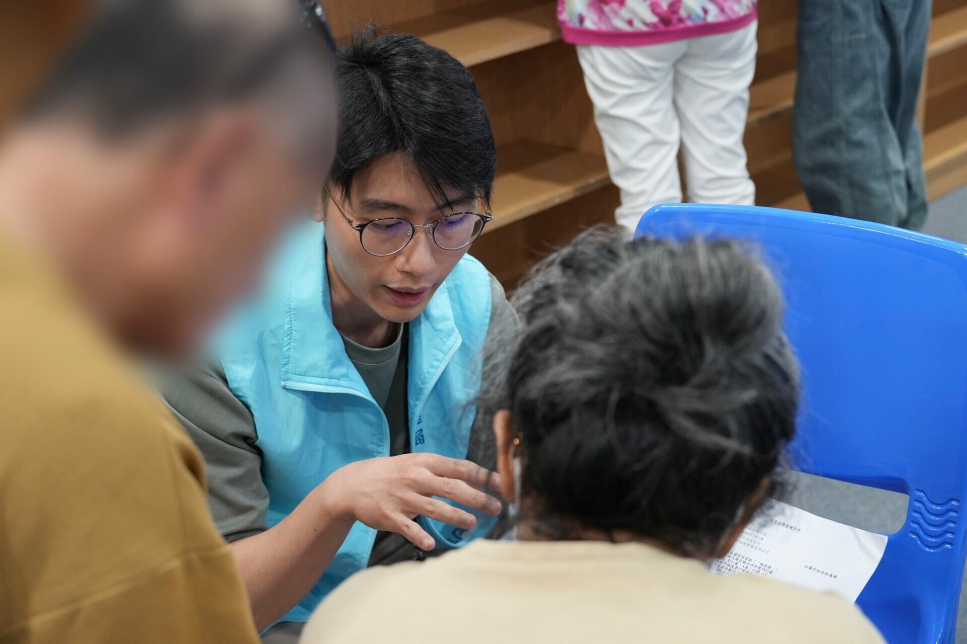 樂善村辦宏福苑業主「睇樓團」實地考察居屋單位,有業主即場交表。(何永賢Facebook)