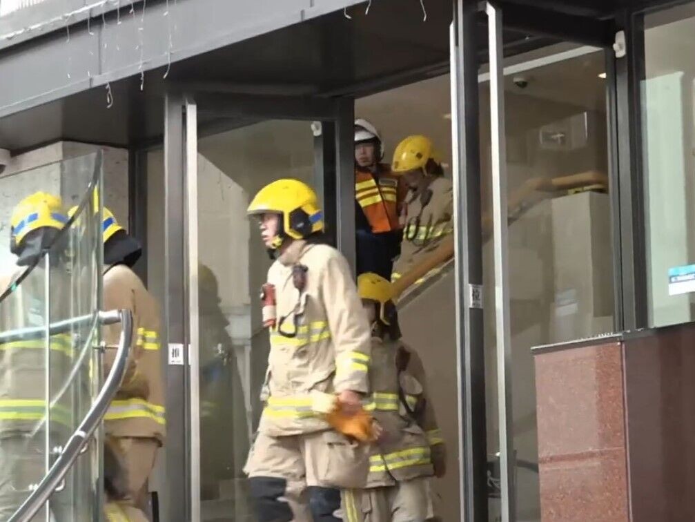 半山羅便臣道住宅單位起火3男女昏迷送院,約50名住戶疏散。(有線新聞截圖)