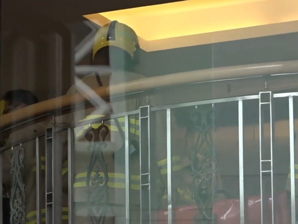 半山羅便臣道住宅單位起火3男女昏迷送院,約50名住戶疏散。(有線新聞截圖)