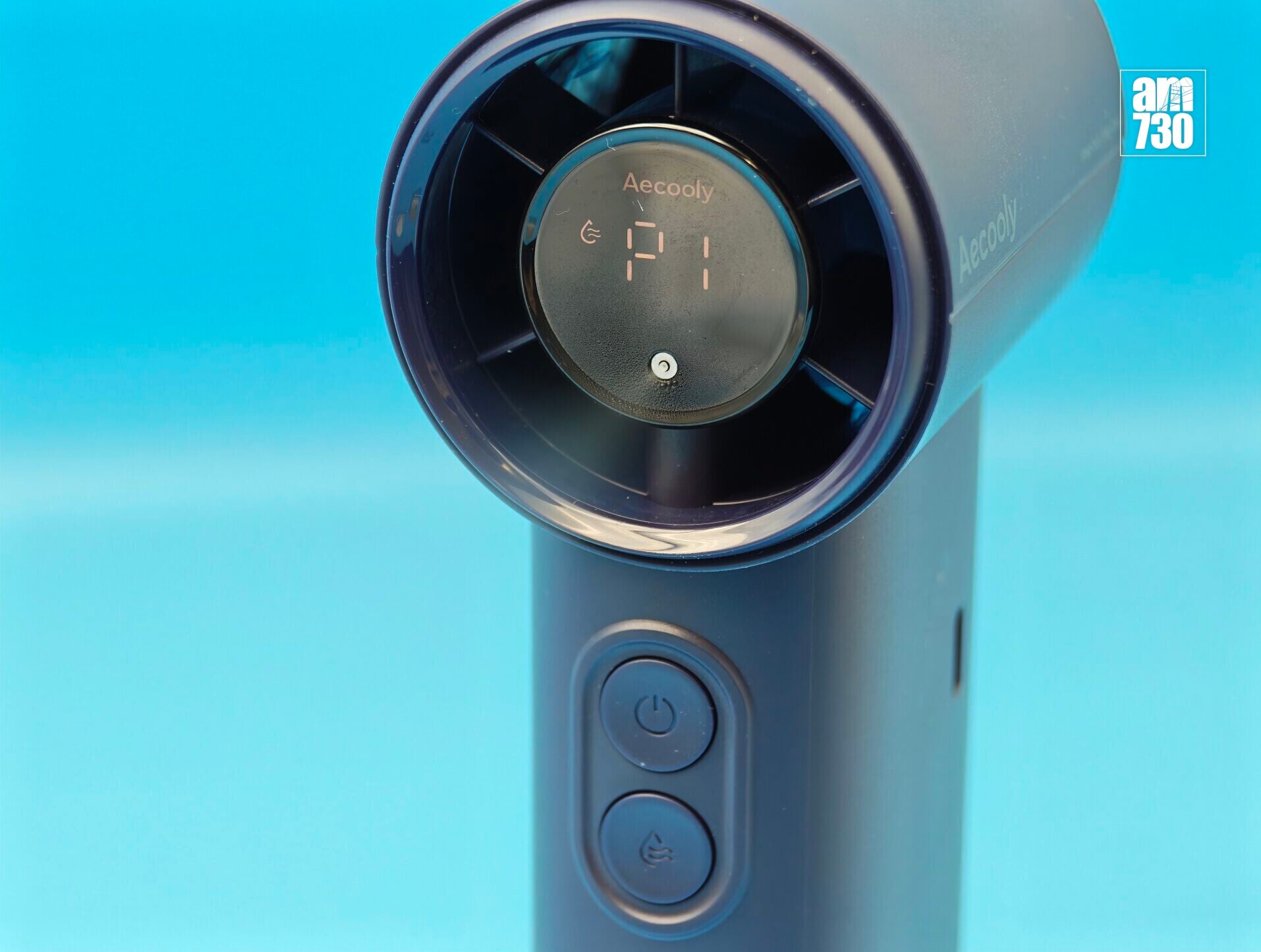 Aecooly Cold Air風扇仔正面設有LED顯示器及兩個實體鍵。