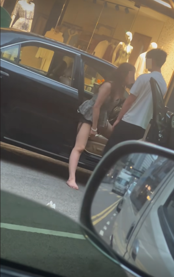 女子情緒激動。(網上影片截圖)