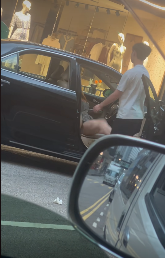 女子以腳踢向男子下體。(網上影片截圖)