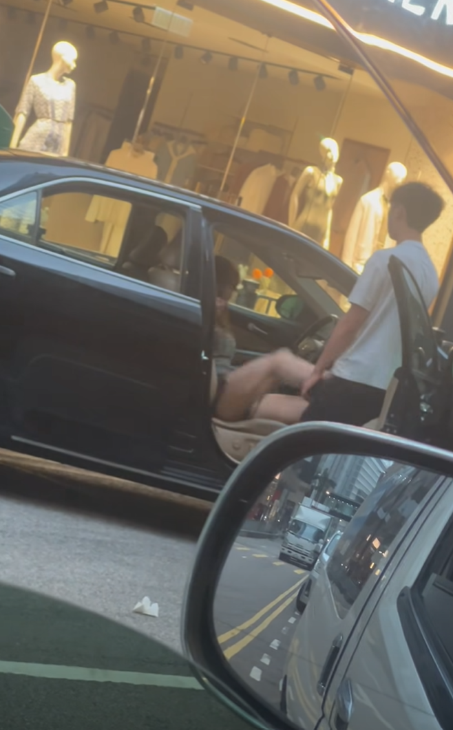 女子以腳踢向男子下體。(網上影片截圖)