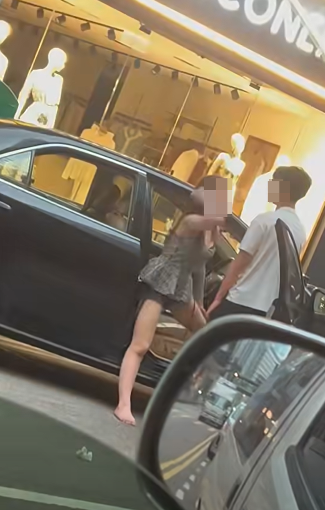女子情緒激動。(網上影片截圖)