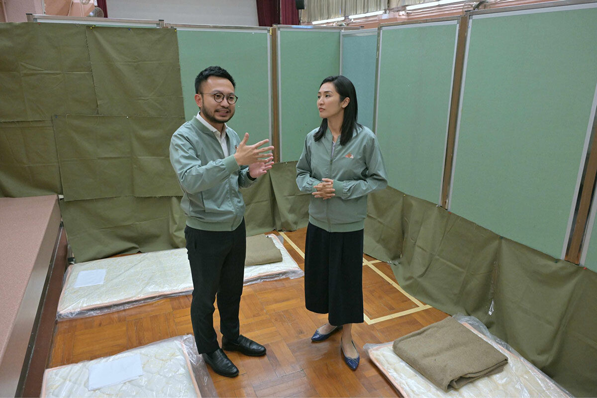 王浩宇(左)及賀穎君(右)介紹臨時避暑中心新措施。(民政事務總署FB)