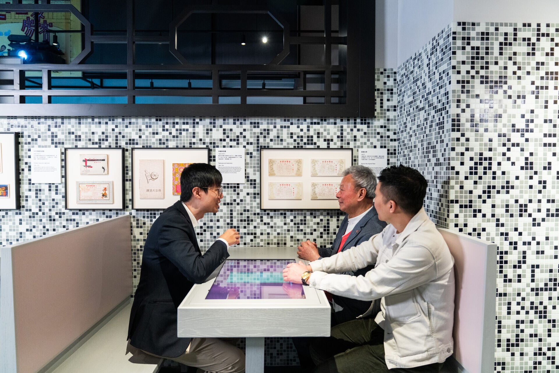 Mr. Alan Leung introduces the Hong Kong Story exhibition to Master Wan and Chef Saito 助理館長梁煒傑介紹香港金龍大酒家「大漢全筵」菜單 1