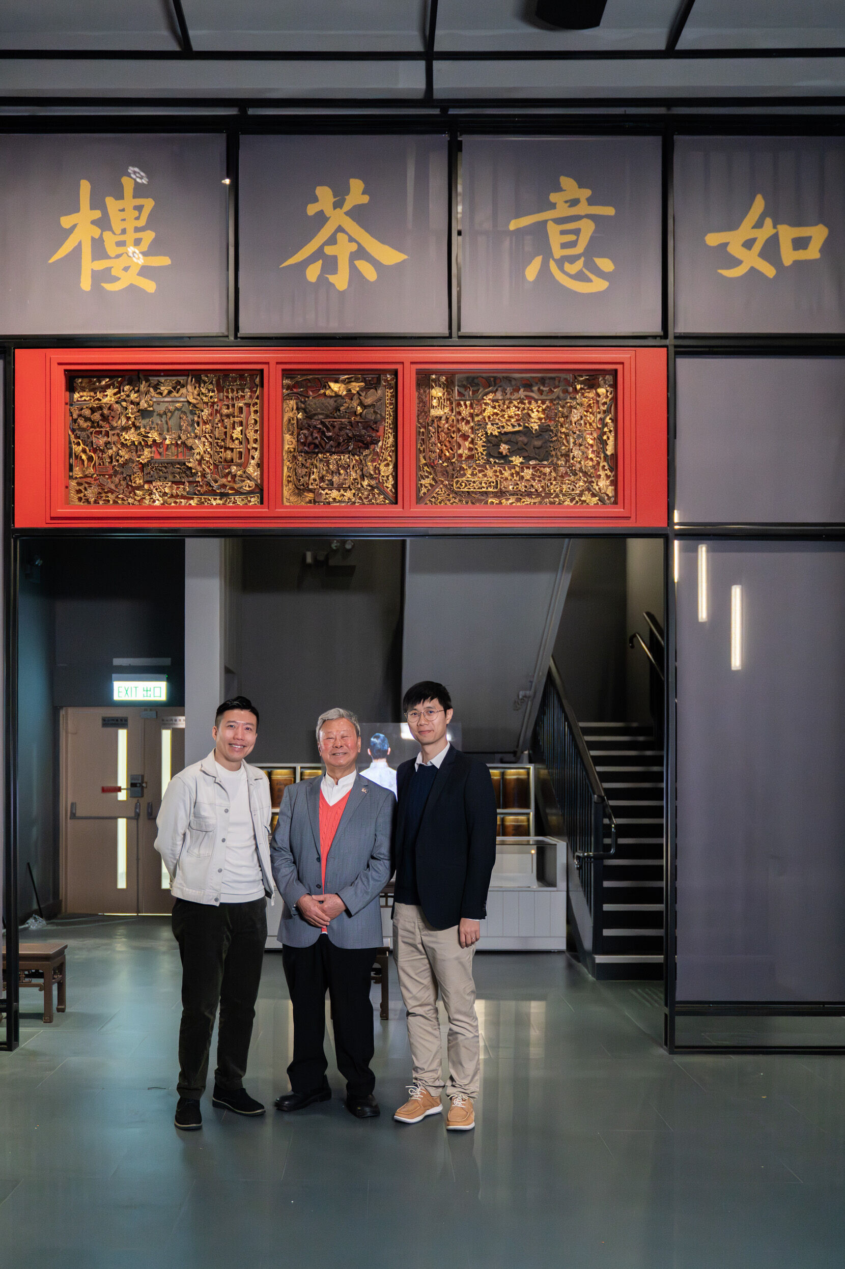 Mr. Alan Leung introduces the Hong Kong Story exhibition to Master Wan and Chef Saito 助理館長梁煒傑先生為尹達剛師傅及周世韜師傅介紹「香港故事」展覽