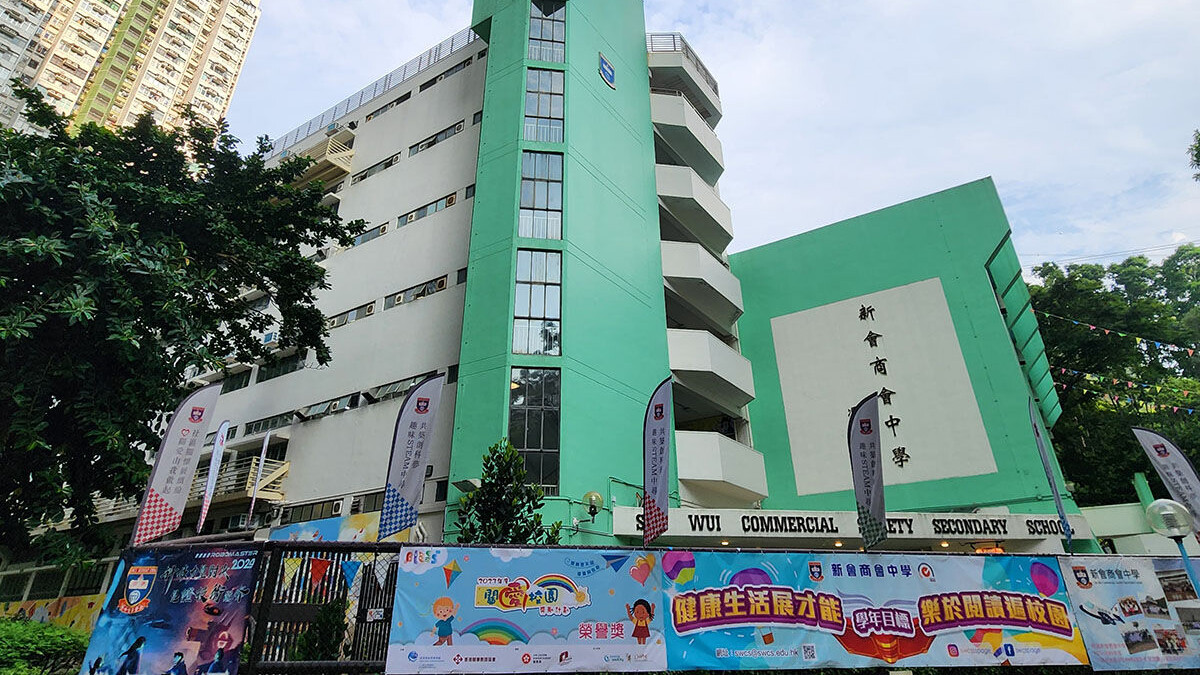 屯門新會商會中學校長李卓興5月率師生研學團到新加坡期間，涉與當地保安起爭執，並以粗言責罵保安員，但法團校董會上周三（6月3日）不接受李辭職，決定即時解僱。