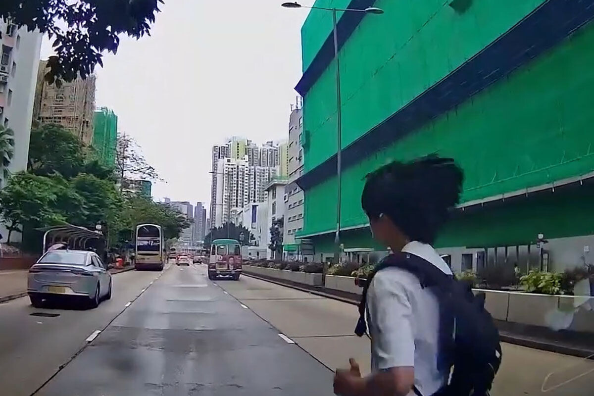 有車Cam片段顯示,一名巴士迷突從人群步出並無留意交通情況,最終捱撞,手中單反相機亦飛墮。(網上影片截圖)